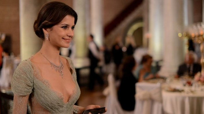 Beren Saat'in sevişme sahnesi Atiye dizisine damga vurdu