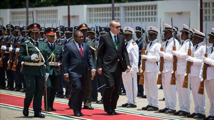 Mozambik'te resmi törenle karşılandı