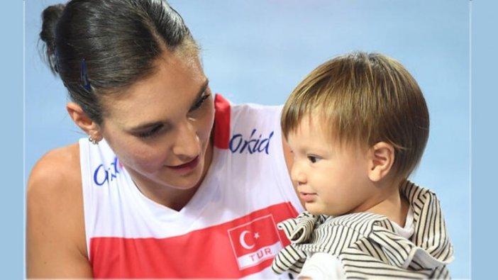 Hem annelik yaptı, hem vizeyi aldı; Naz Aydemir Akyol...