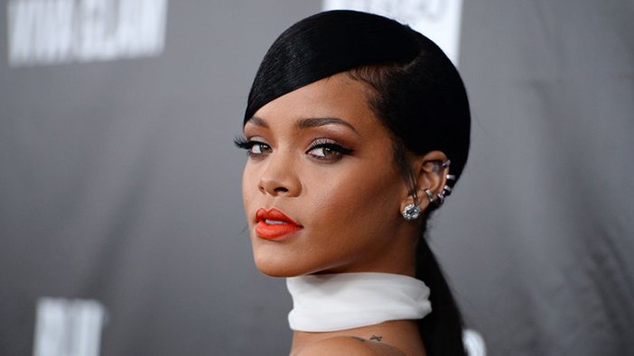 Rihanna’nın iç çamaşırlı pozu sosyal medyayı salladı