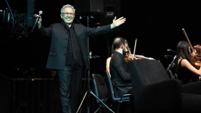 Zülfü Livaneli konserinde depremzedeler için yardım toplandı