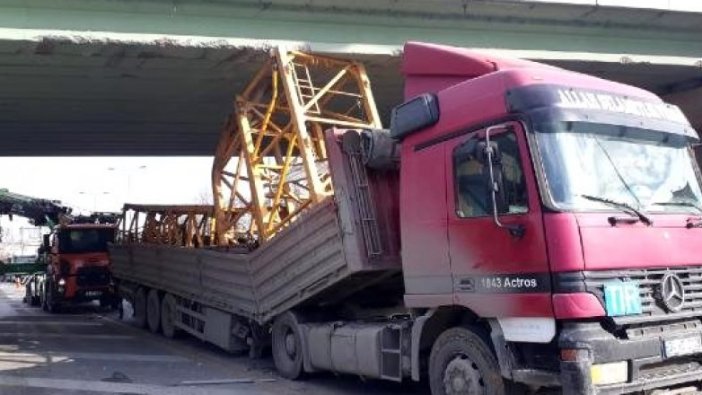 Tır köprü altına sıkıştı! Uzun araç kuyrukları oluştu