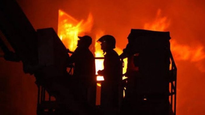 Ünye'de iki katlı tarihi bina yandı