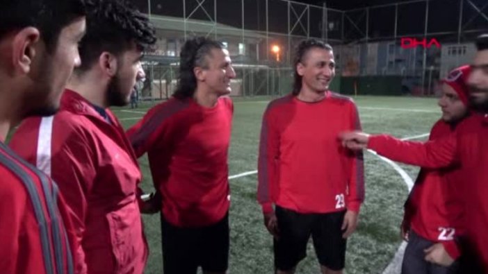 İkiz futbolcu kardeşler, hakemi de şaşırtıyor