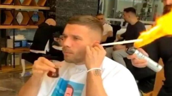 Podolski’nin, berber koltuğunda çay keyfi