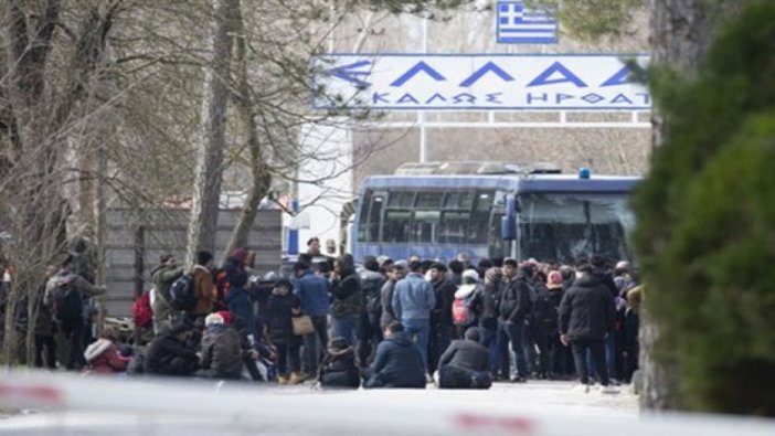 Yunanistan sınırını otobüsle kapattı