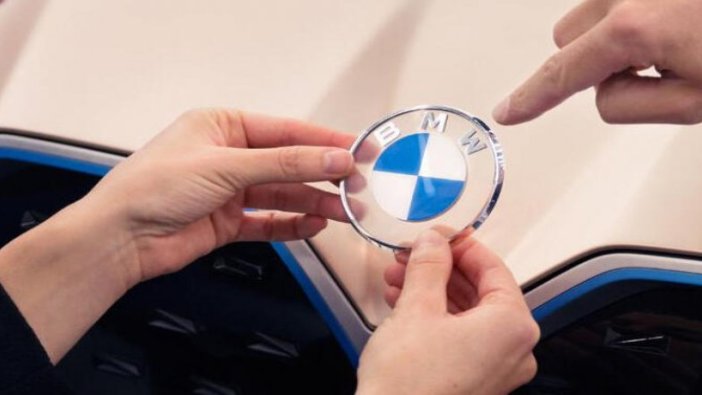 BMW logosunu değiştirdi