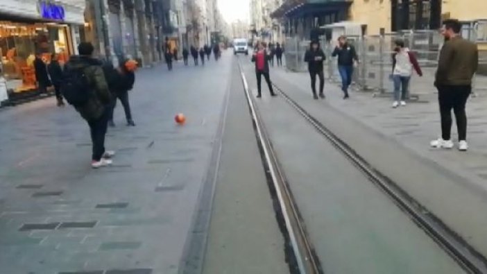 Boş kalan İstiklal Caddesi'nde top oynadılar