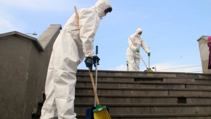 İstanbul'da temizlik işçileri tulum, maske ve eldivenle çalışmaya başladı