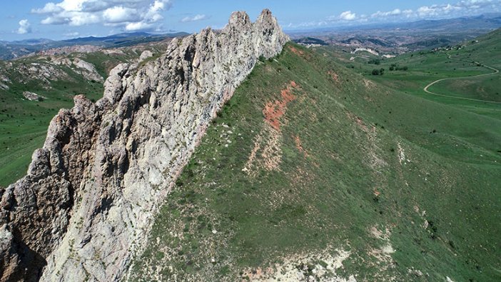 Sivas'taki 'doğal Çin Seddi'nde doğa yürüyüşü yaptılar