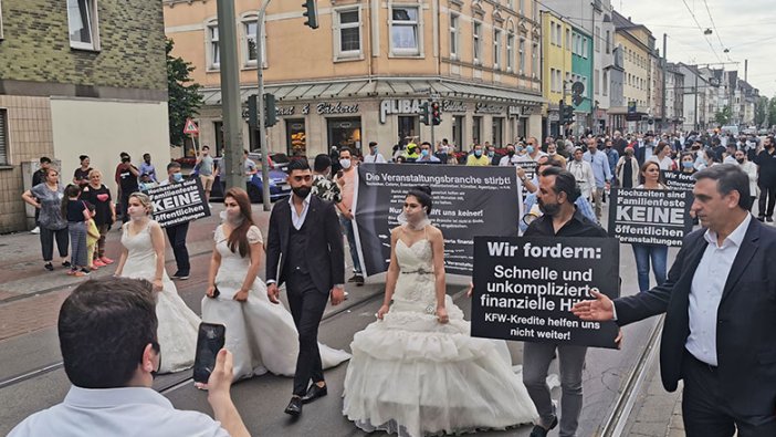 Almanya'daki Türklerden ilginç protesto! Yoğun ilgi var...