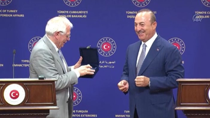 Çavuşoğlu AB temsilcisine öyle bir hediye verdi ki...