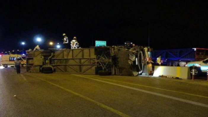 Yolcu otobüsü devrildi: Muavin öldü, 16 yaralı