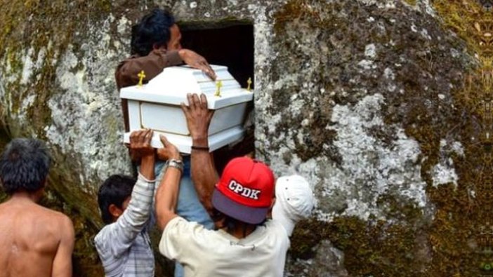 Görebeliceğiniz en vahşi gelenek! Bakın ölülerine ne yapıyorlar