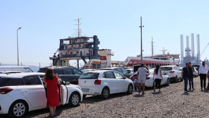 Tekirdağ'da, feribot iskelesinde araç yoğunluğu