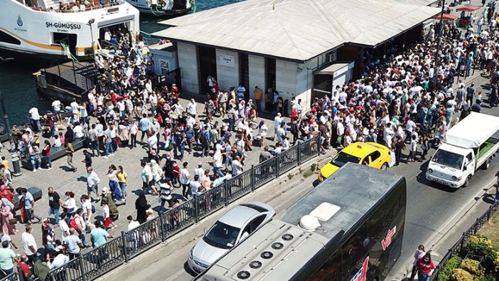 Korona virüs kimin umurunda: Eminönü'ndeki kalabalığa inanamayacaksınız