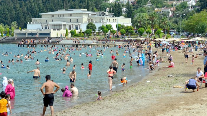 Plajlarda bayram tatili yoğunluğu