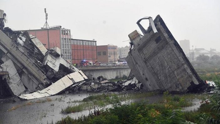 İtalya'da otoyol köprüsü çöktü