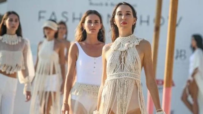 Yok böyle defile! Havuz içinde...