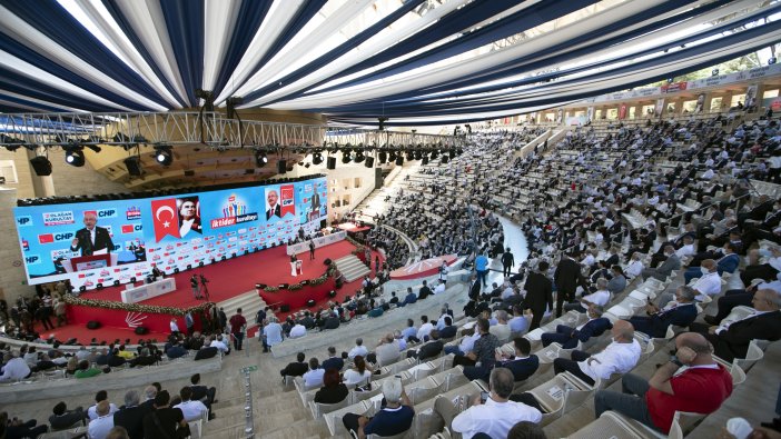 Kurultay günü koltuk krizinde çarpıcı detay... Kılıçdaroğlu'nun yanında oturan isim olay oldu