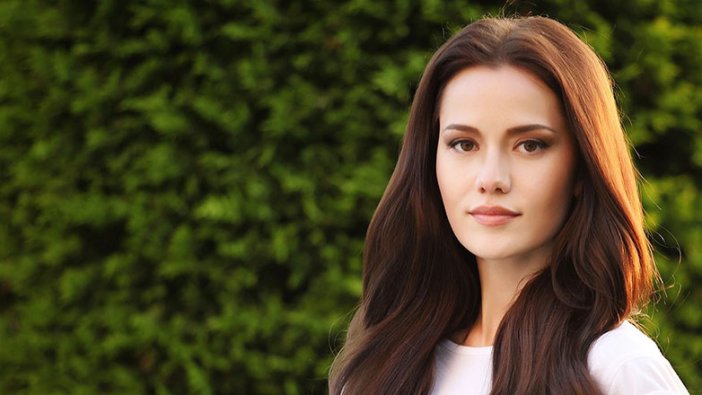 Fahriye Evcen, makyajsız pozlarıyla Instagram'ı salladı!