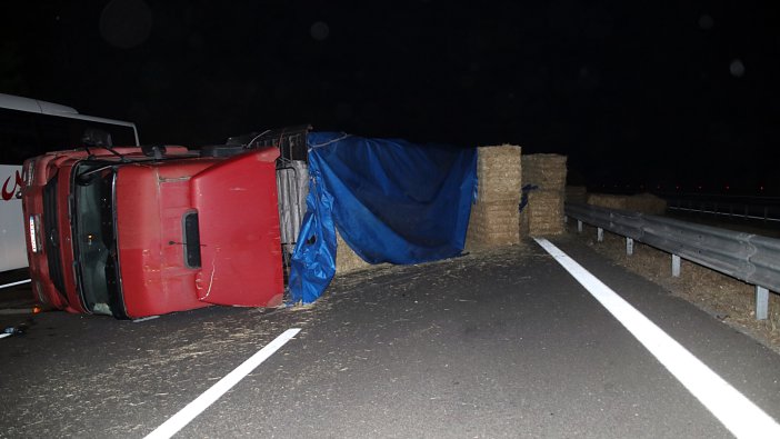 Düzce'de saman yüklü TIR devrildi, yol kapandı