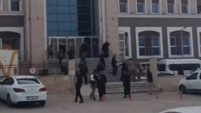 Şanlıurfa’da adliye önünde husumetli aileler arasında kavga: 16 yaralı, 15 gözaltı