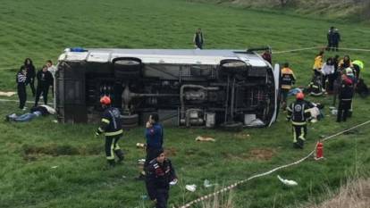 Denizli'de öğrenci servisi tarlaya yuvarlandı: Ölü ve yaralılar var