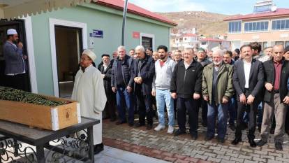 Annesinin acısına dayanamadı: Tabutun başında kalp krizi geçirip öldü