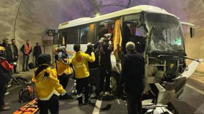 Sivas'ta midibüs ile TIR kafa kafaya çarpıştı: Yaralılar var