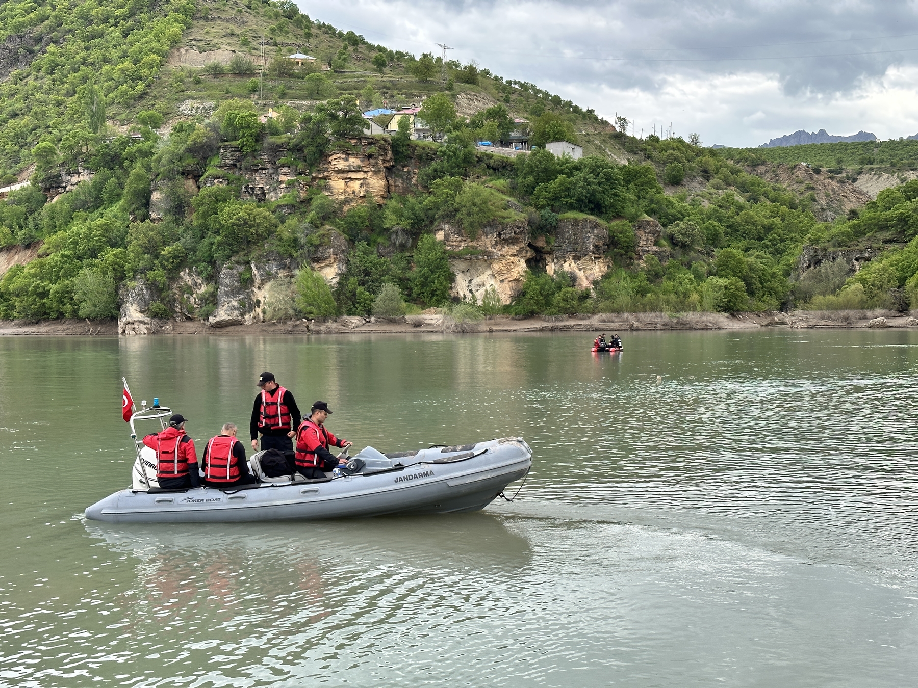 munzur-cayina-dusen-otomobilde-kaybolan-azad-21-gundur-araniyor-5247-dhaphoto6.jpg