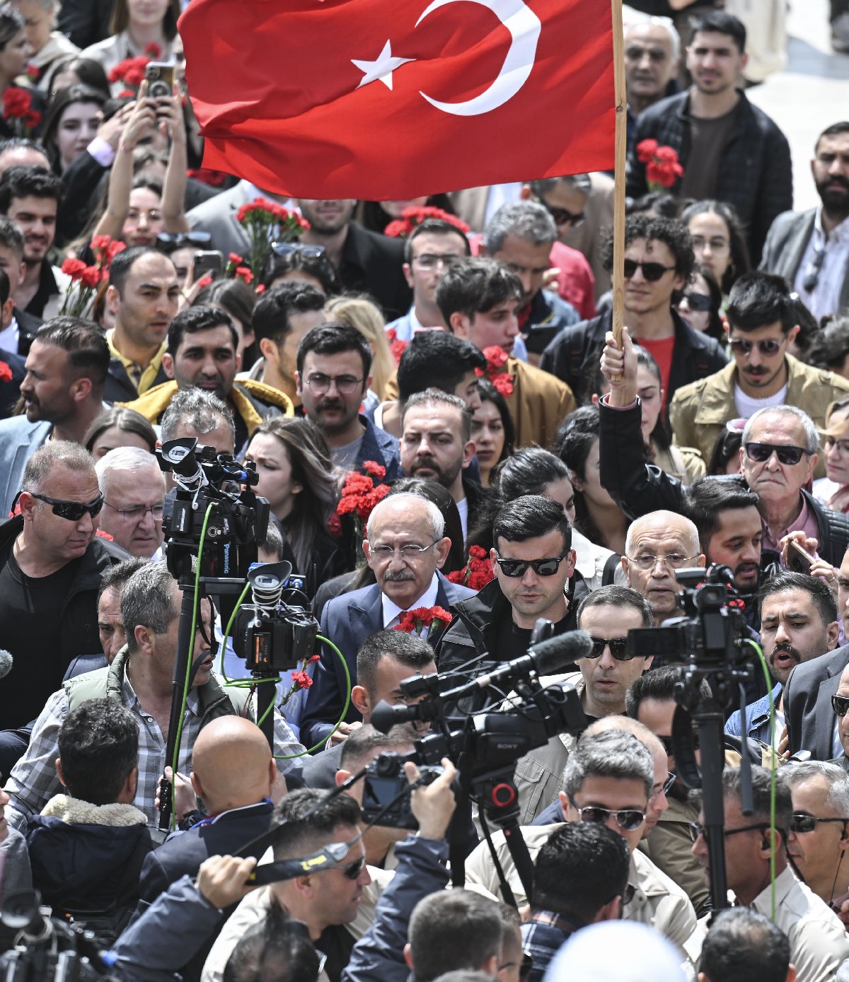 aa-20230513-31127939-31127924-cumhurbaskani-adayi-ve-chp-genel-baskani-kilicdaroglu-anitkabiri-ziyaret-etti.jpg