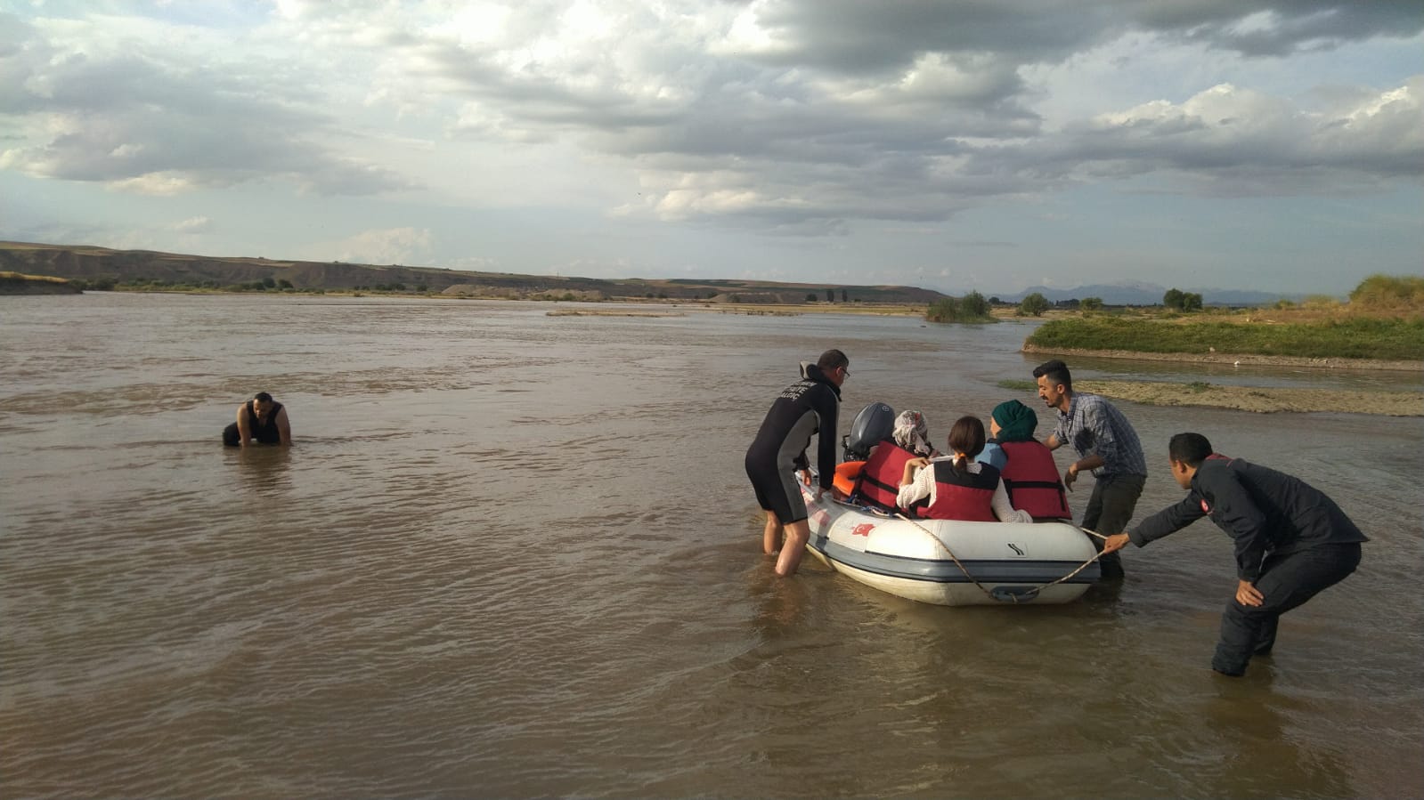 baraj-kapaklarinin-acilmasiyla-mahsur-kalan-25-piknikciyi-ekipler-kurtardi-2308-dhaphoto1.jpg