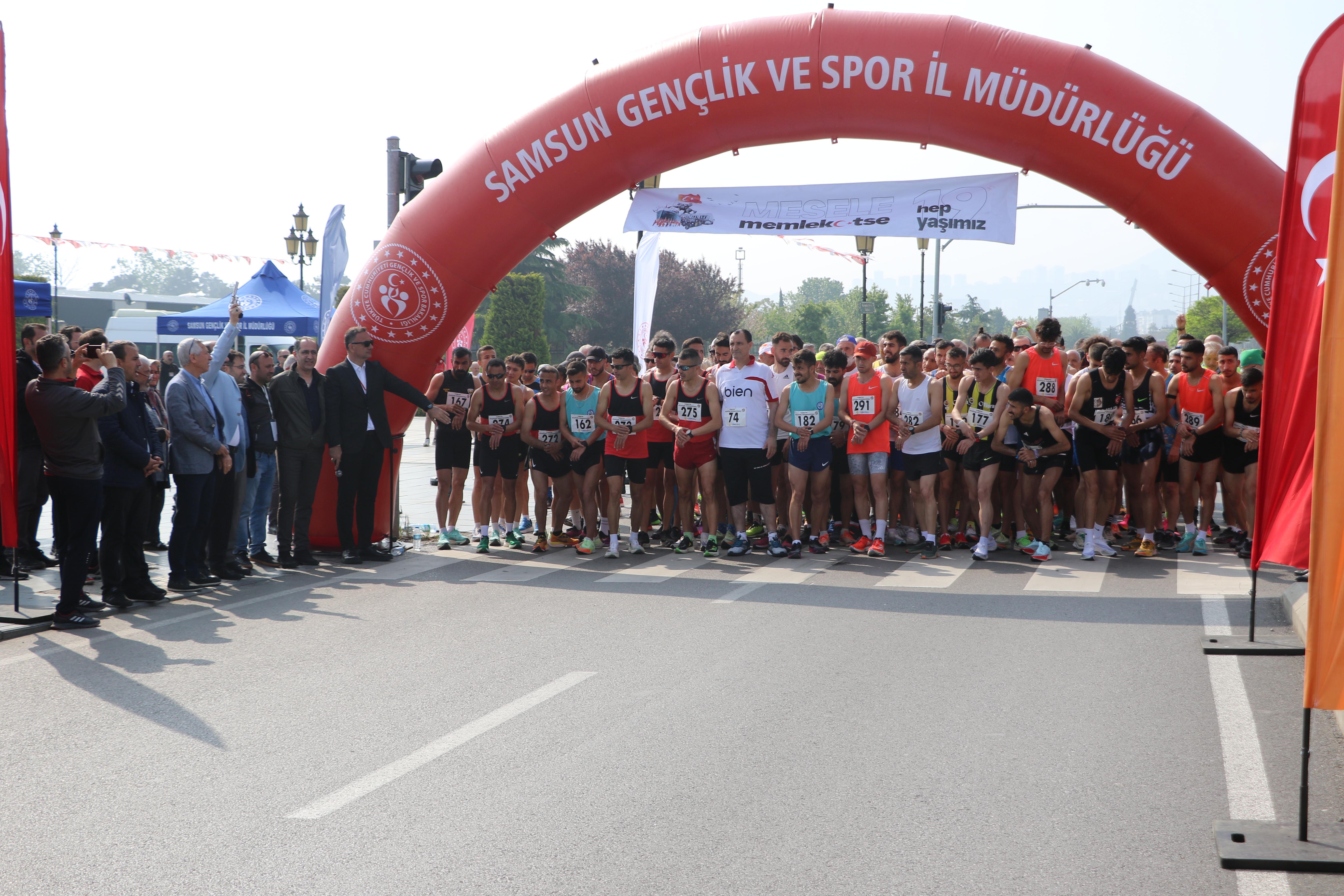 samsunda-19-mayis-yari-maratonu-kosuldu-8815-dhaphoto1.jpg