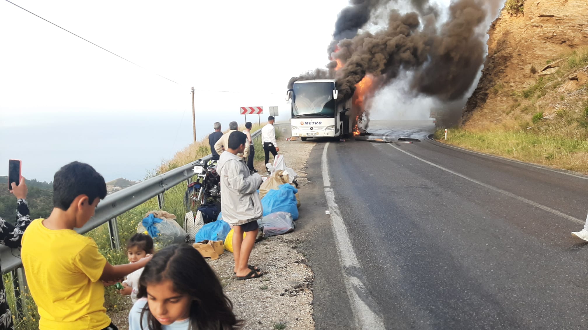 seyir-halindeyken-alev-alan-otobus-kullanilamaz-hale-geldi-8298-dhaphoto1.jpg