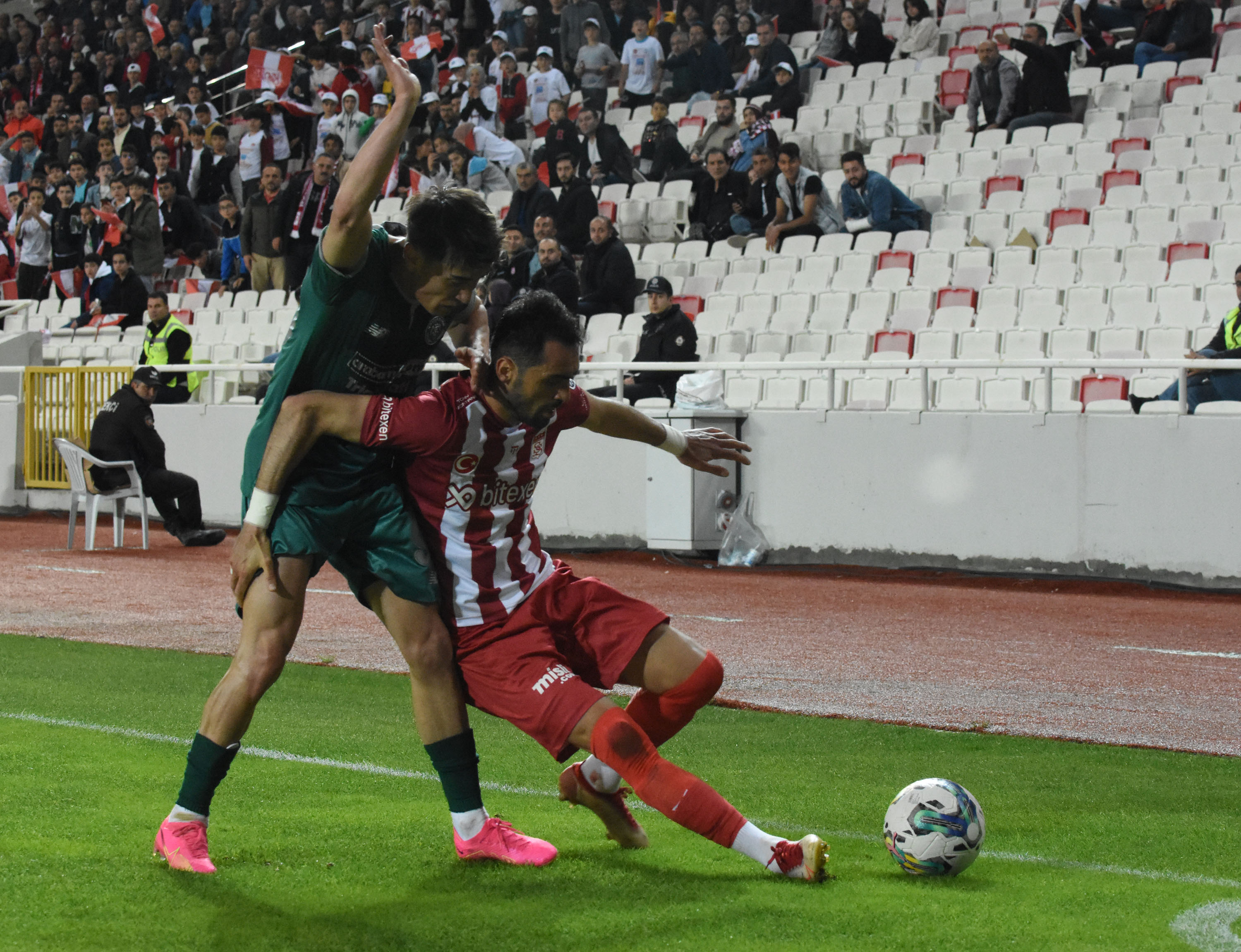 sivasspor-ligde-kalmayi-garantiledi-5291-dhaphoto9.jpg