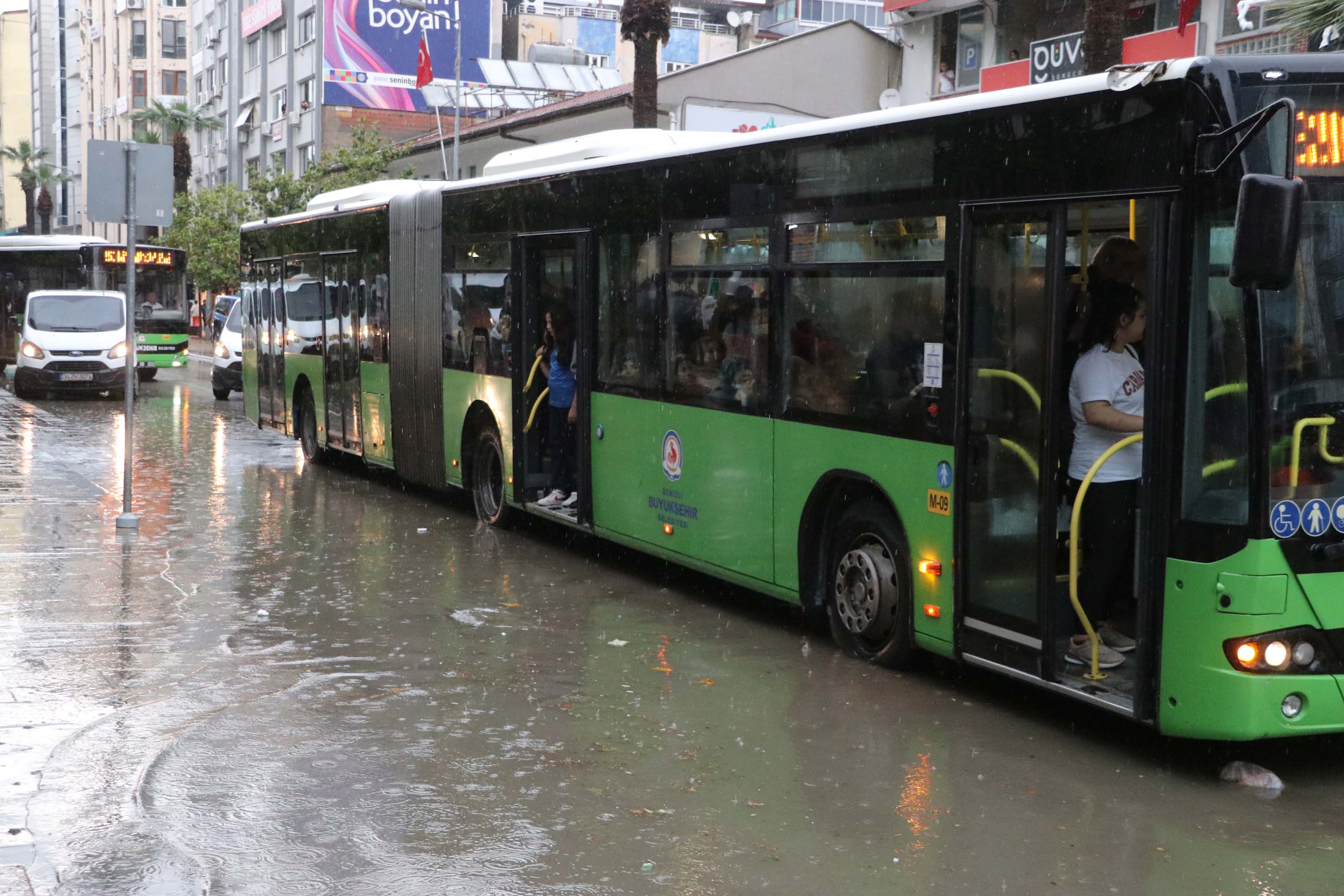 denizlide-saganak-mazgallar-tikandi-cadde-ve-sokaklar-suyla-doldu-2970-dhaphoto2.jpg