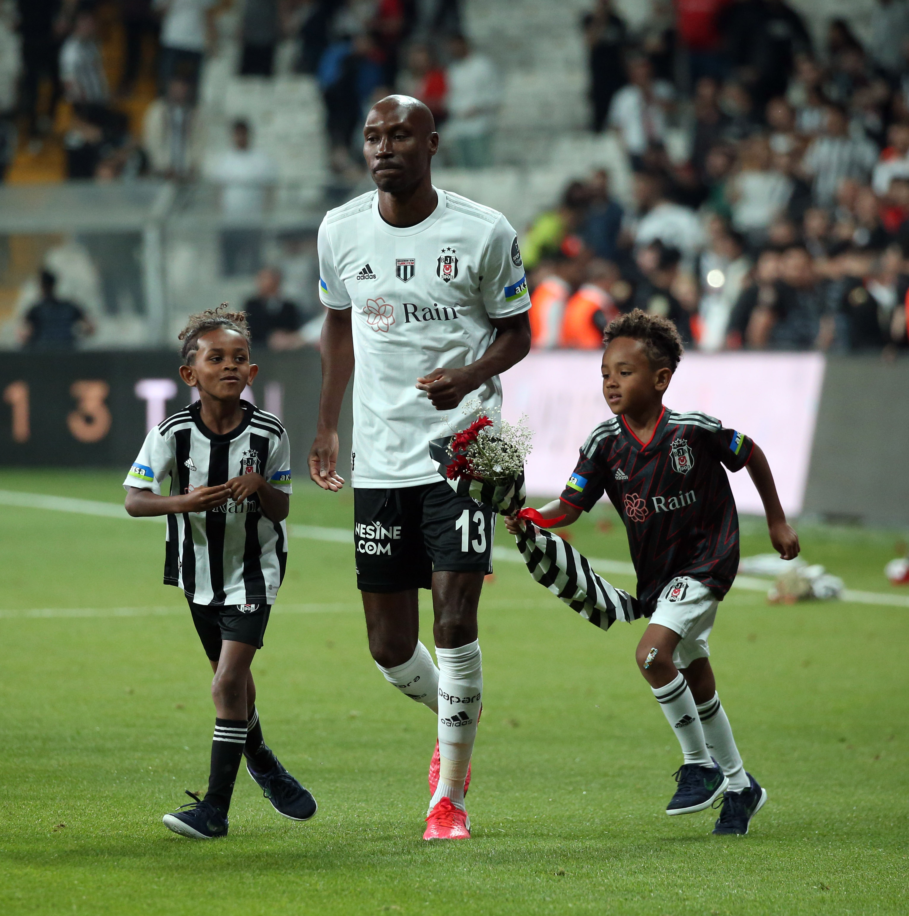 atiba-hutchinson-sizleri-seviyorum-ve-takip-etmeye-devam-edecegim-6662-dhaphoto4.jpg