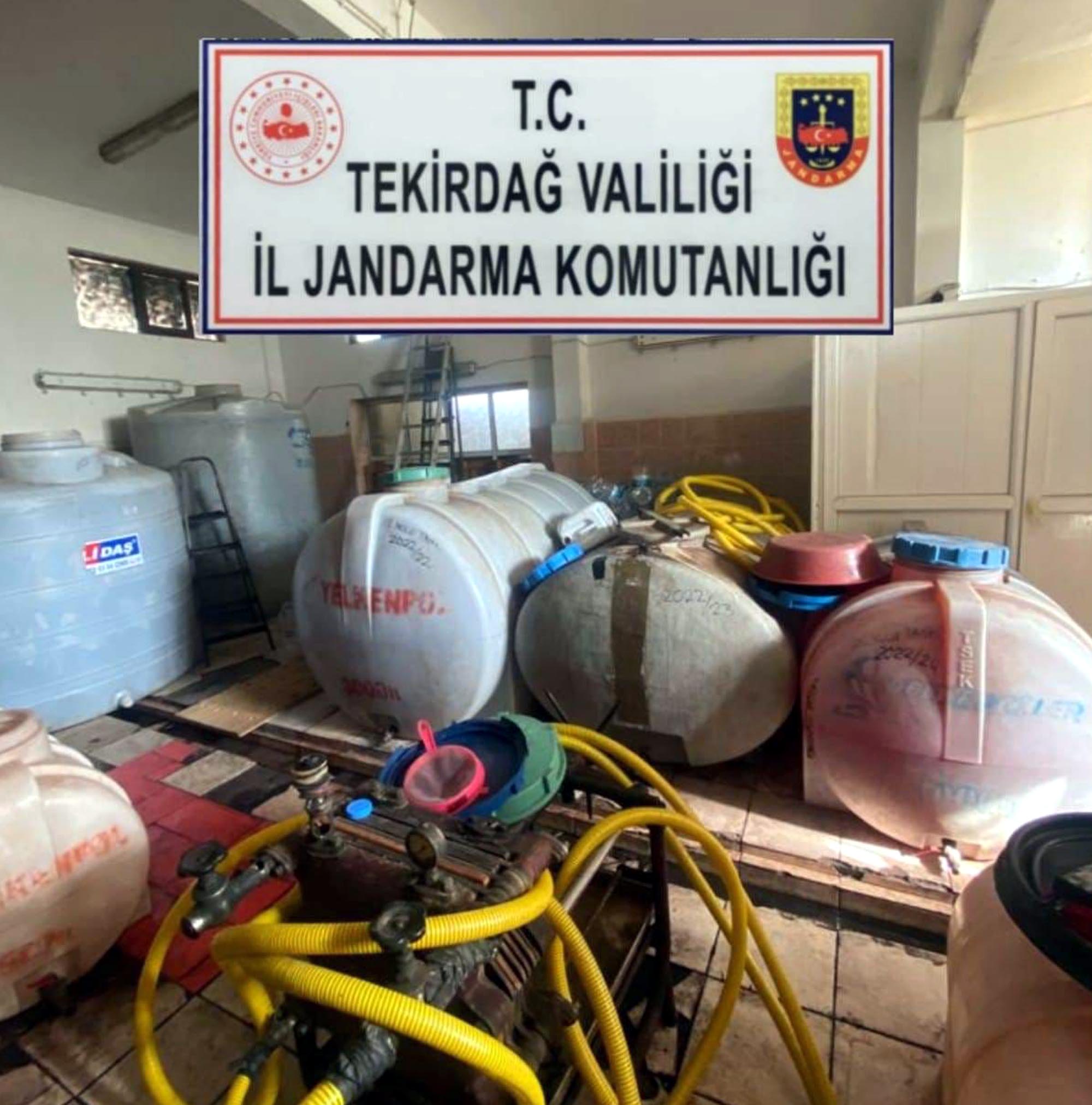 tekirdagda-kacak-uretilen-371-ton-sarap-ele-gecirildi-4226-dhaphoto1.jpg