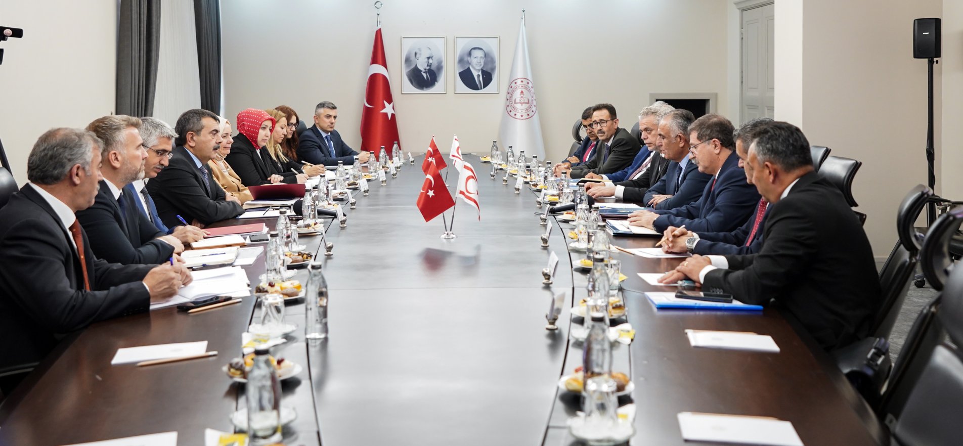 bakan-tekin-kktcli-mevkidasi-cavusoglu-ile-gorustu-2318-dhaphoto1.jpg