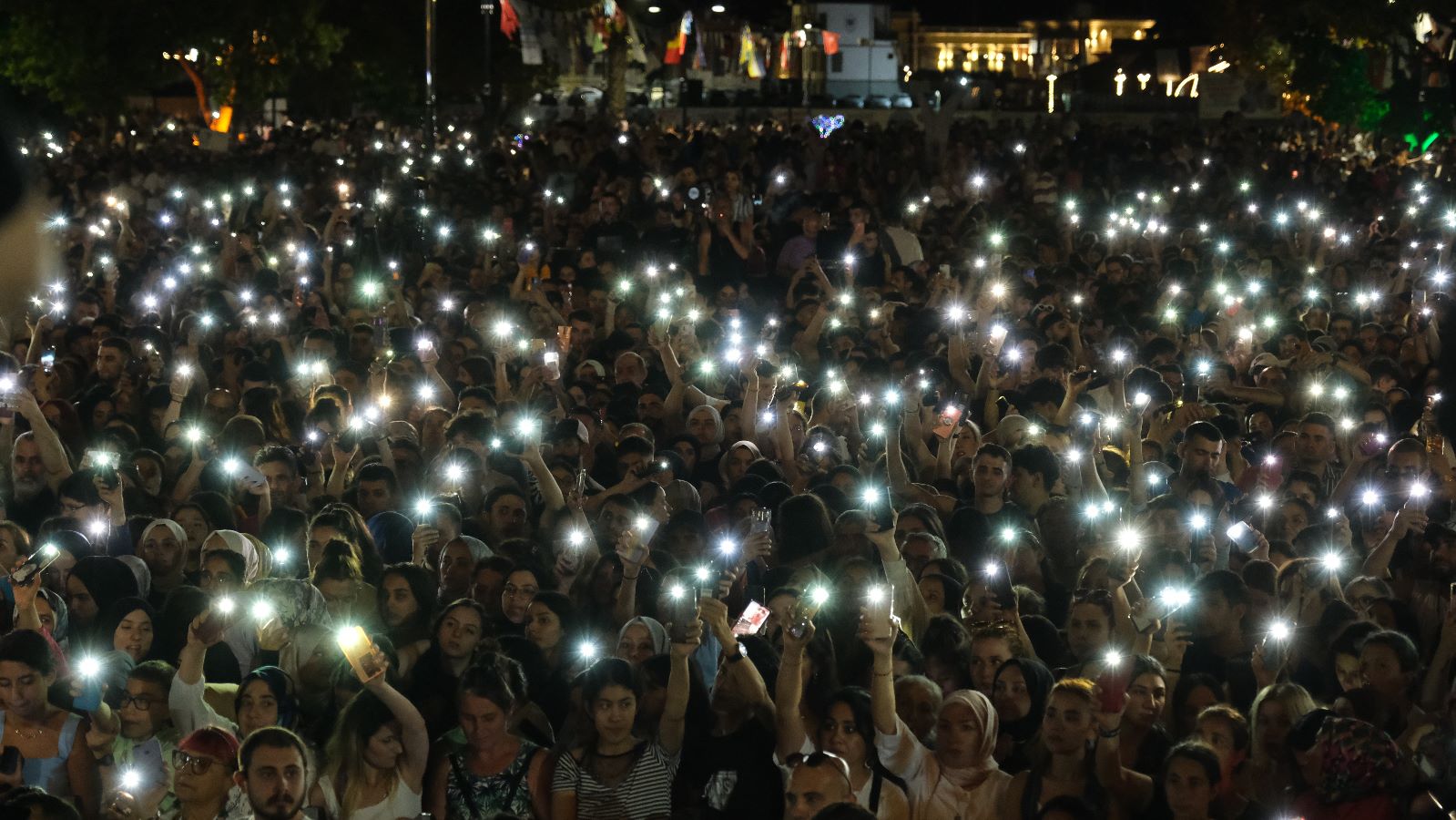 buyukcekmecede-irem-derici-festival-konugu-oldu-4071-dhaphoto3.jpg