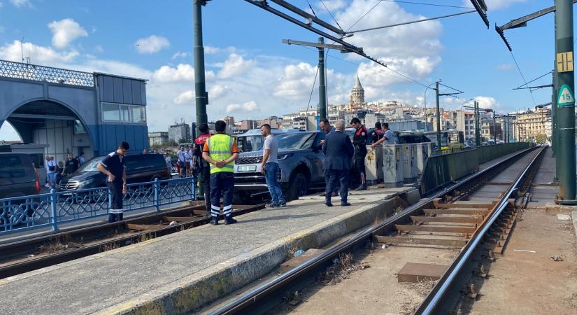 galata-koprusunde-cipiyle-tramvay-yoluna-girdi-seferler-durdu-1-sikjjgu4.jpg