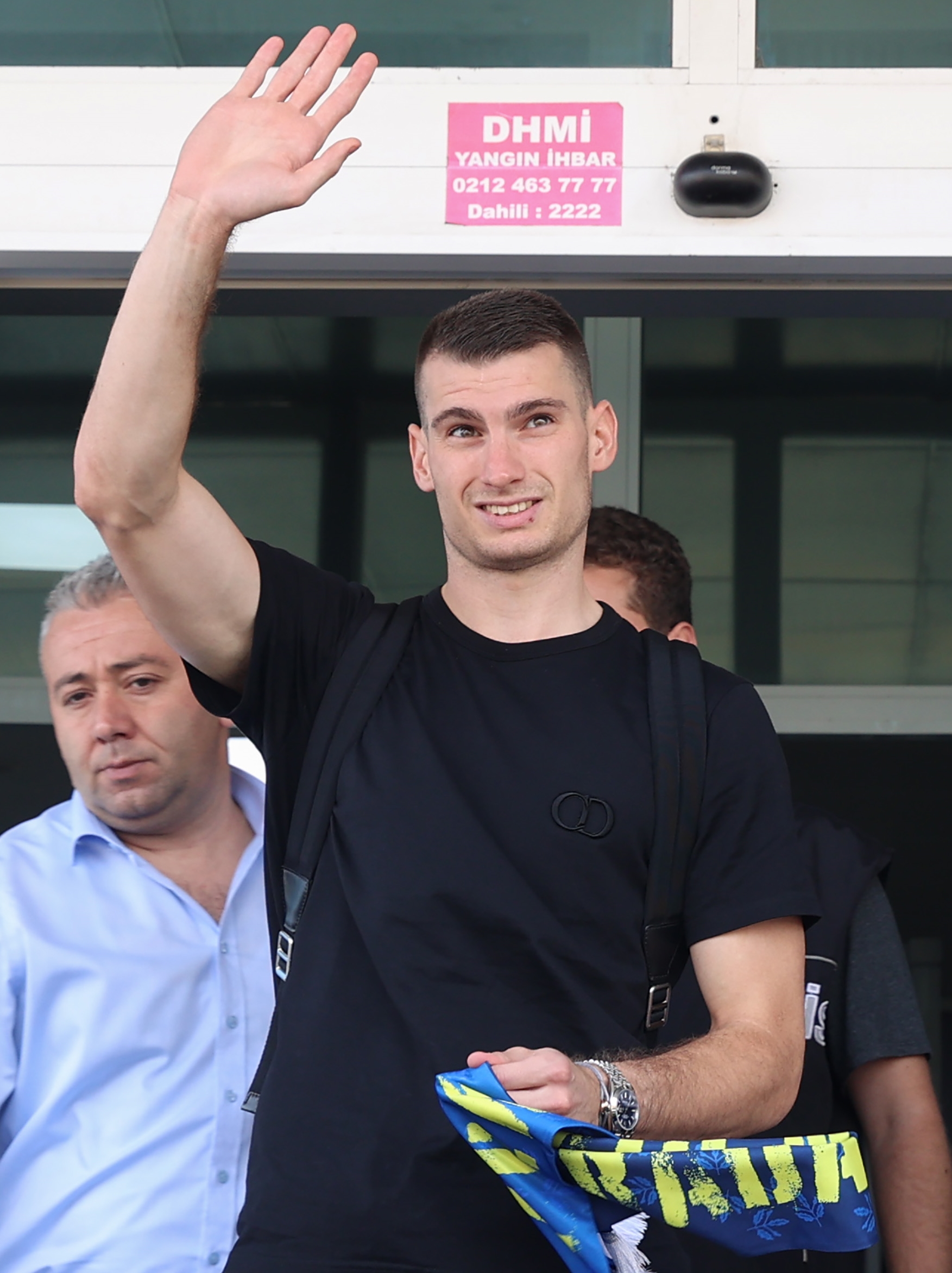 aa-20230824-31987698-31987694-new-signing-of-fenerbahce-croatian-goalkeeper-dominik-livakovic-arrives-in-istanbul.jpg