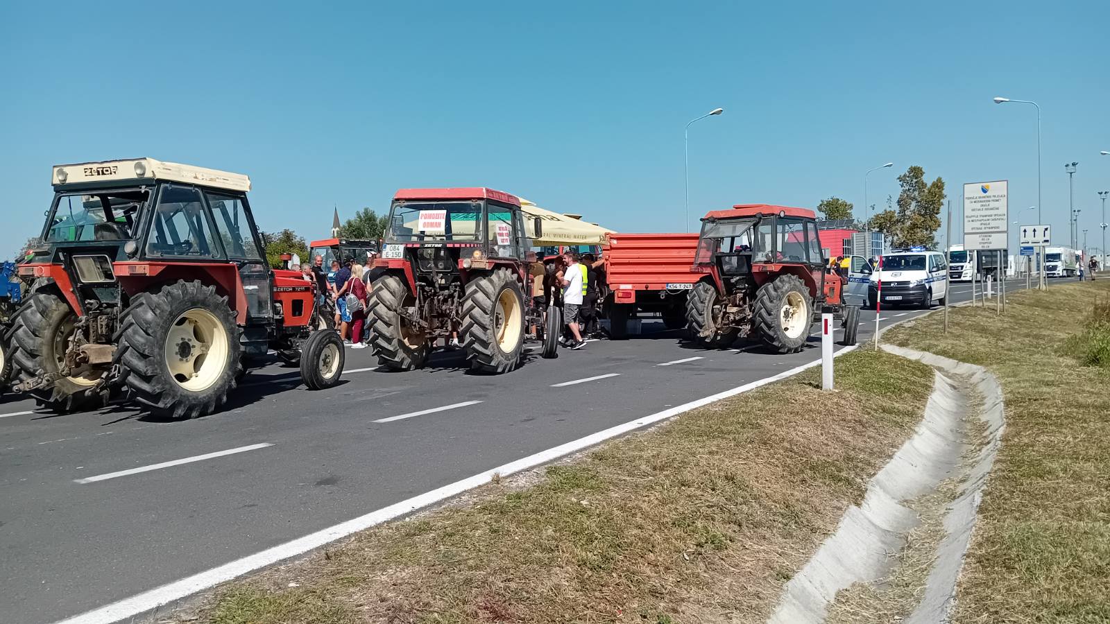 aa-20230908-32102199-32102193-bosna-hersekli-ciftciler-traktorlerle-sinir-kapisini-gecise-kapatti.jpg