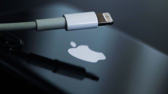 230907140301-apple-lightning-cable.jpg