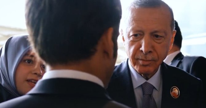 752x395-baskan-erdogan-ile-macron-arasinda-gulumseten-diyalog-gelecektin-gel-de-konusalim-1694722896437.jpg