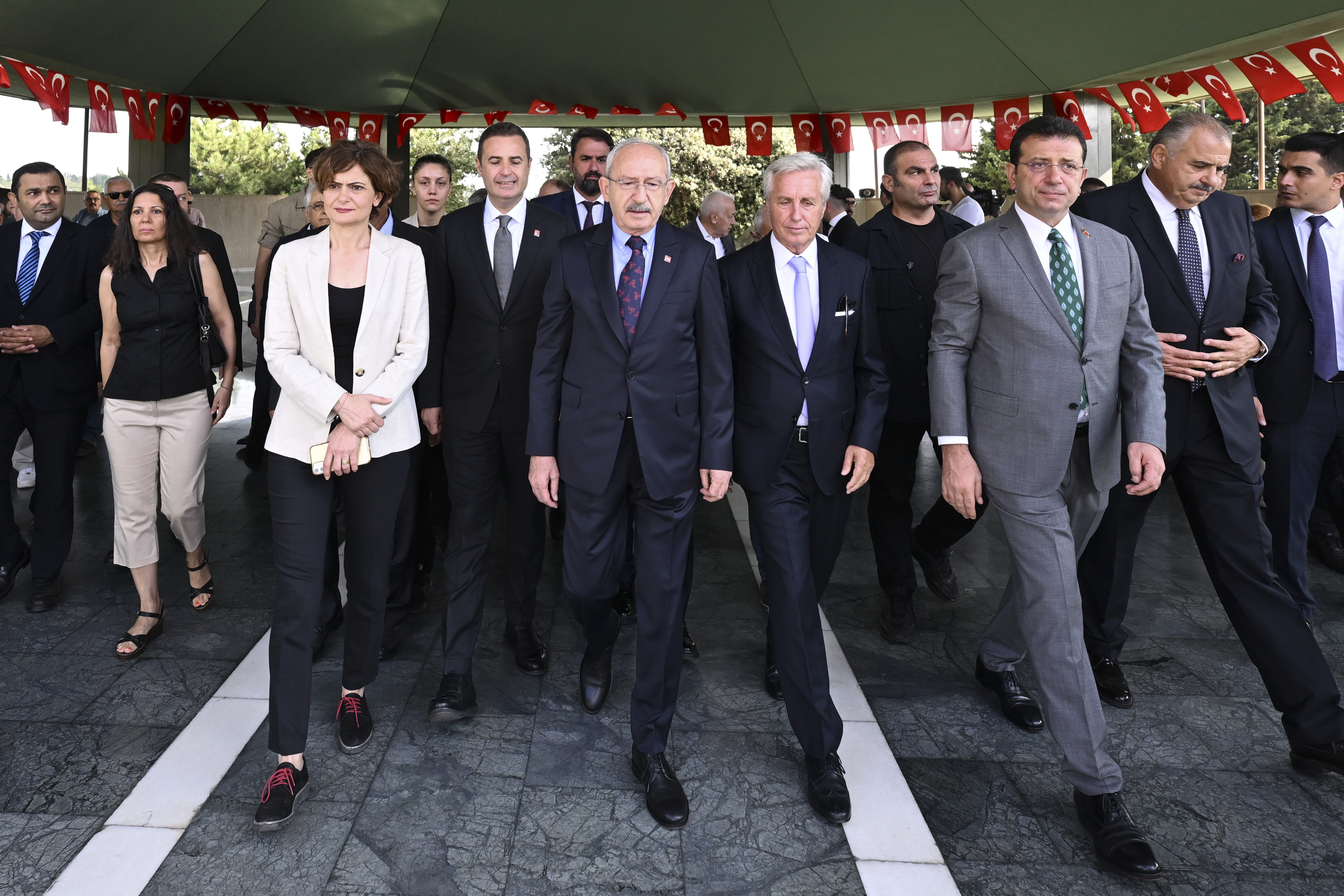 aa-20230917-32169825-32169820-chp-genel-baskani-kilicdaroglu-menderes-ve-ozalin-anit-mezarlarini-ziyaret-etti.jpg