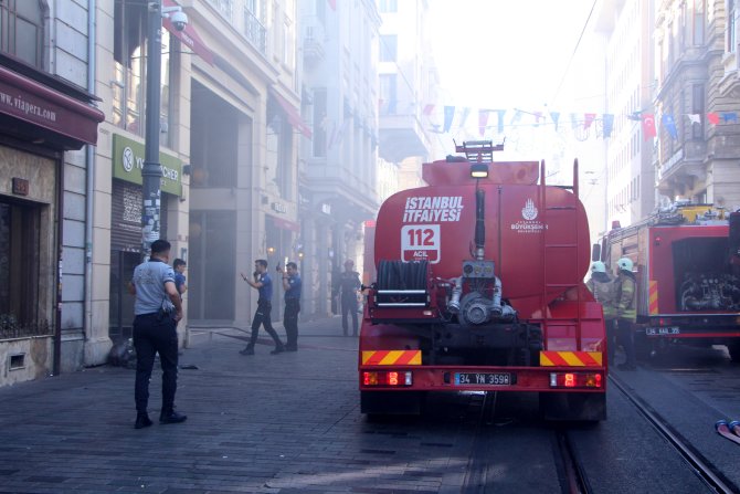 istiklal-caddesinde-8-katli-is-merkezinde-yangin-6150-dhaphoto4.jpg