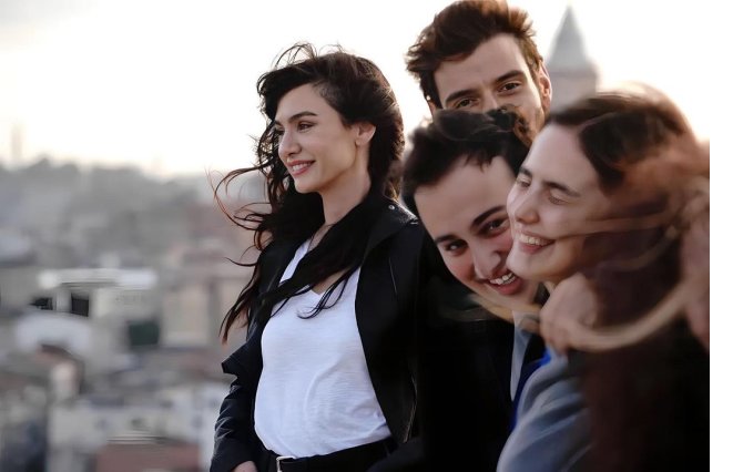 birce-akalay-ve-mert-firat-i-bulusturan-bir-16387968-2044-m.png