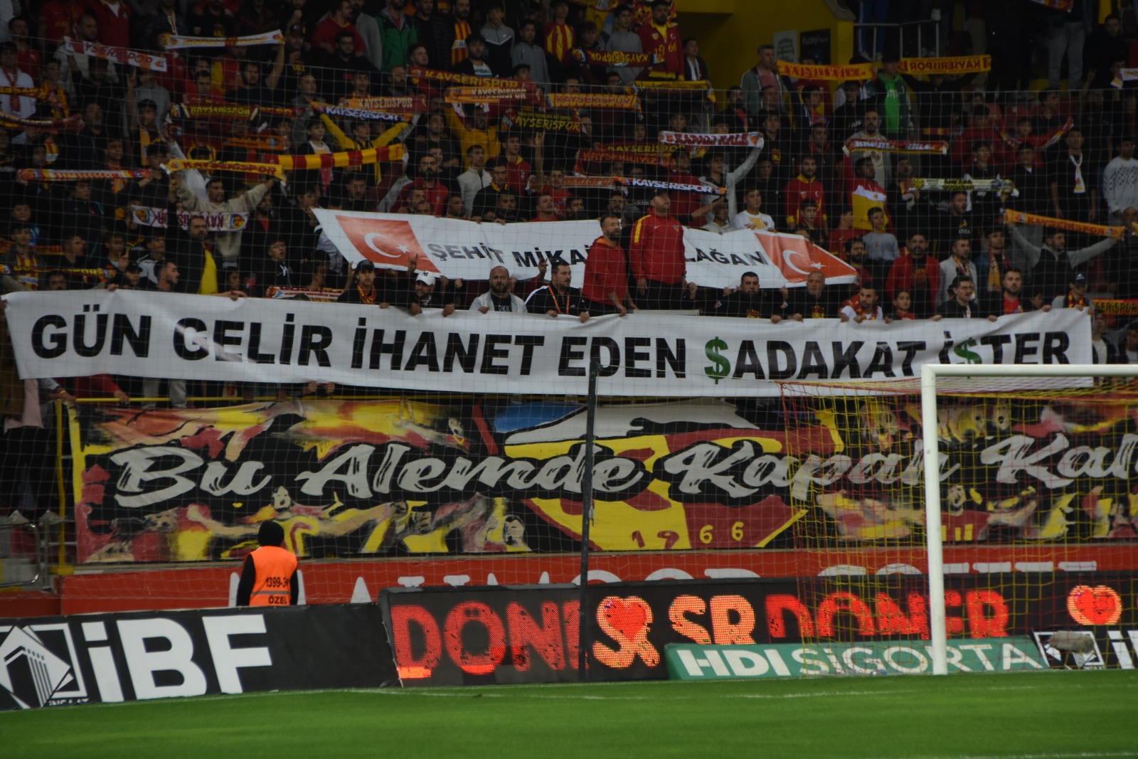 kayserispor-taraftarindan-cagdas-atana-sahte-euro-ile-tepki-8634-dhaphoto5.jpg